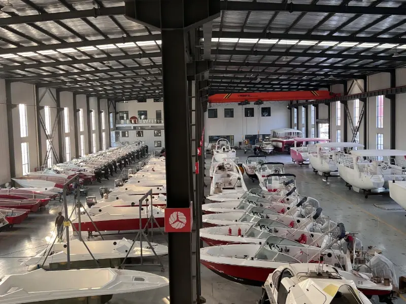 เรือยอชท์ Lawada® จะจัดส่งเรือเร็วสั่งทำพิเศษจำนวน 42 ชุด ซึ่งออกแบบมาเป็นพิเศษสำหรับสภาพน้ำของภูเขา BIJIA